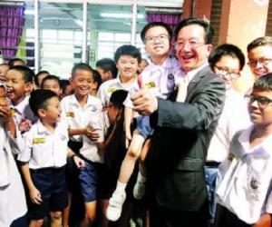 中国驻马来西亚大使向4所华小捐赠6万令吉