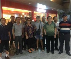 中国工人受骗被困大马机场 热心华人自费送回国