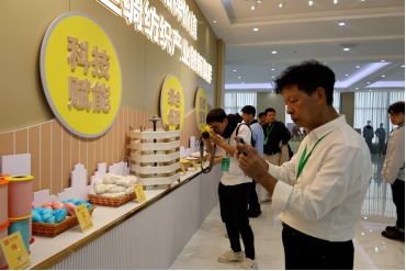 境外媒体走进广西来宾 探寻产业数智发展 