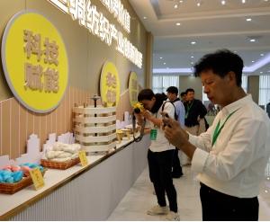 境外媒体走进广西来宾 探寻产业数智发展