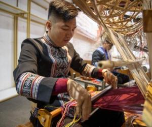 广西忻城真丝壮锦艺术令人叹为观止