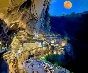 广西河池仫佬族村打造悬崖酒店吃上“旅游饭”